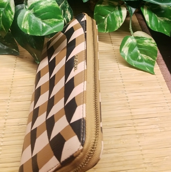 Fossil Zip Around Clutch - Picture 5 of 6